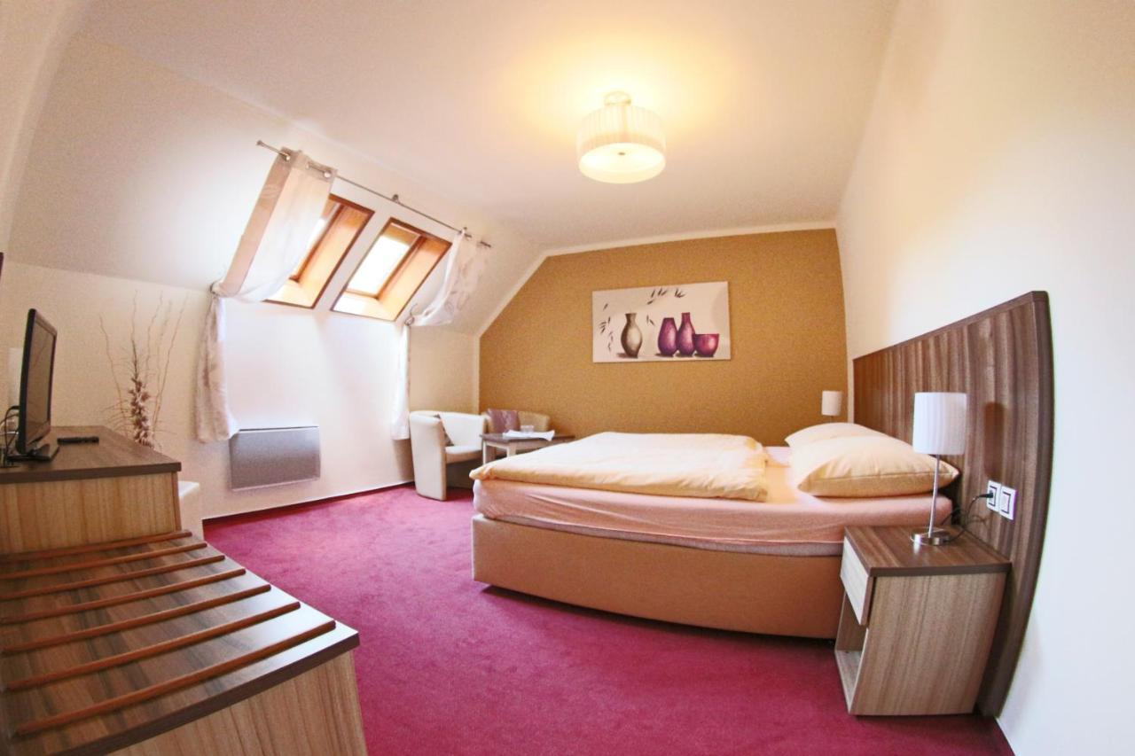 Hotel Koruna Karlstejn Ngoại thất bức ảnh