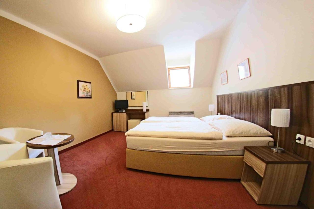 Hotel Koruna Karlstejn Ngoại thất bức ảnh