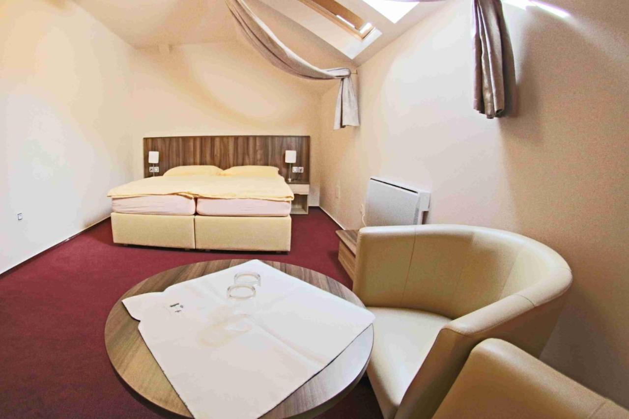 Hotel Koruna Karlstejn Ngoại thất bức ảnh