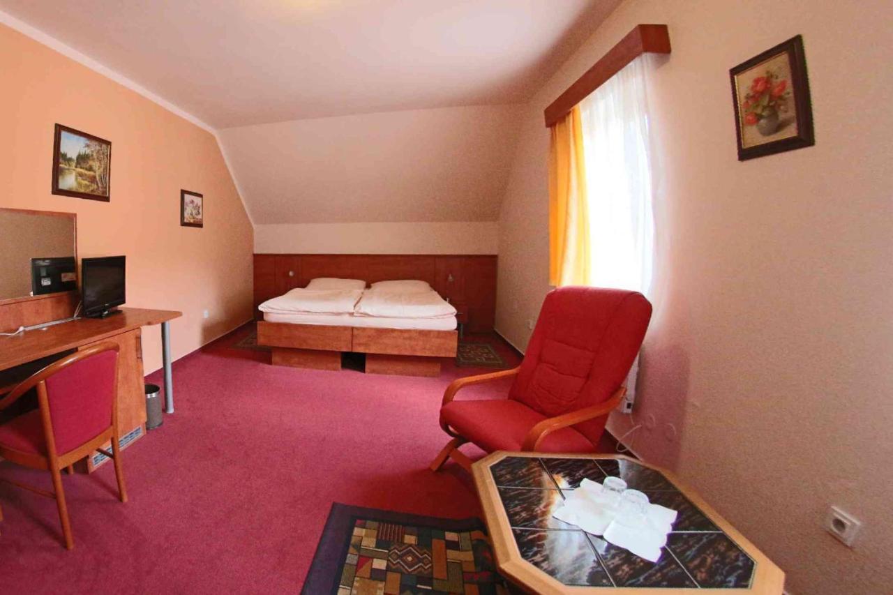 Hotel Koruna Karlstejn Ngoại thất bức ảnh