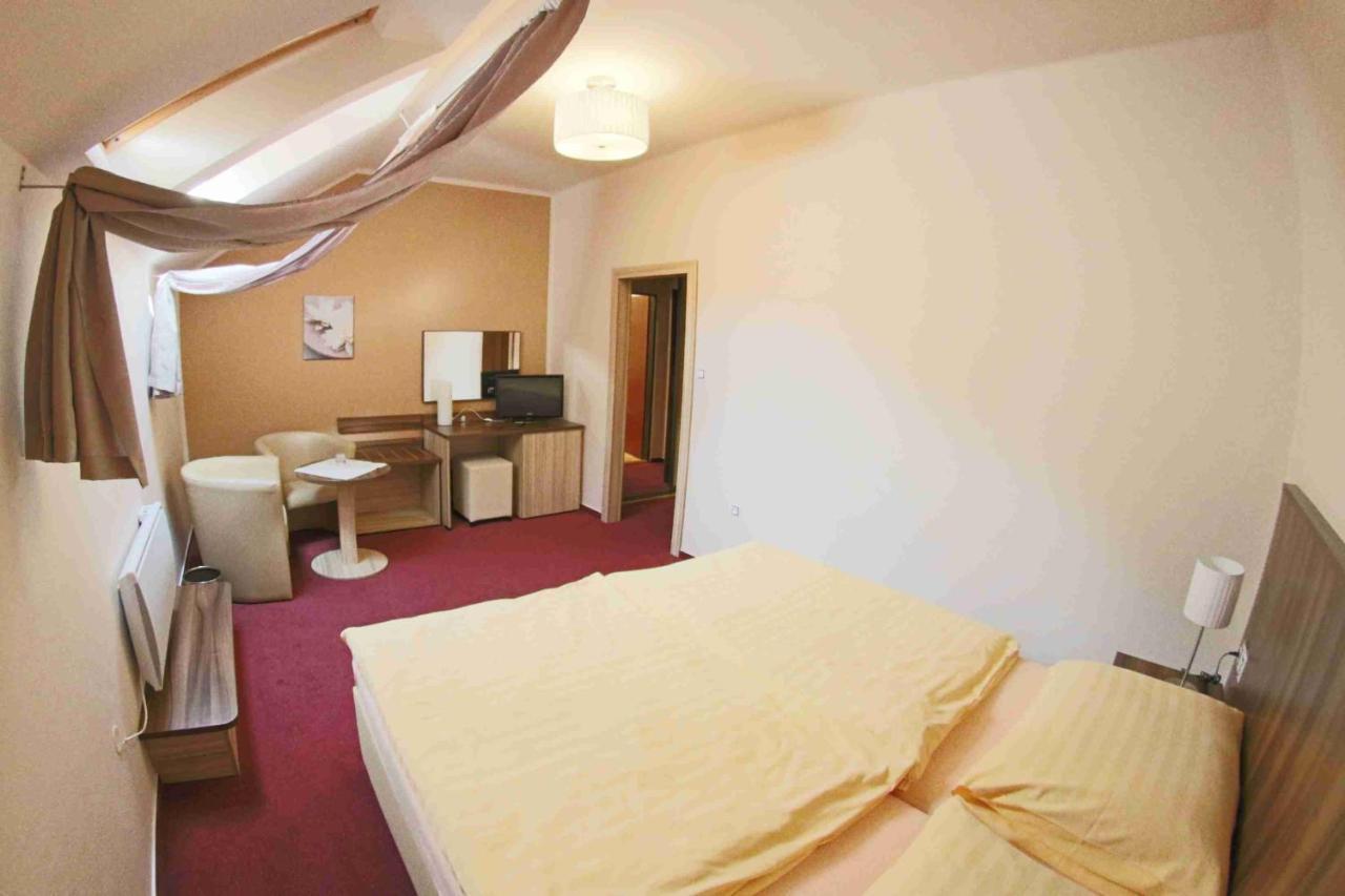 Hotel Koruna Karlstejn Ngoại thất bức ảnh