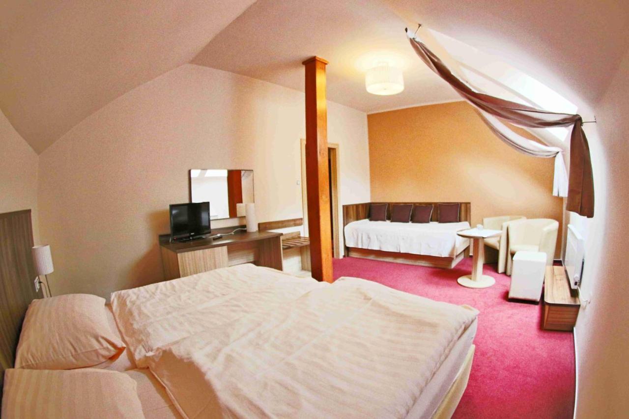 Hotel Koruna Karlstejn Ngoại thất bức ảnh